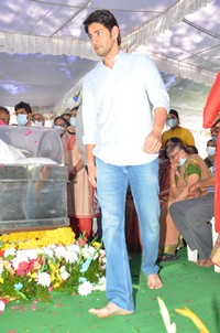 Mahesh Babu Pays Last Respcets to Sirivennela Sitaramasastri